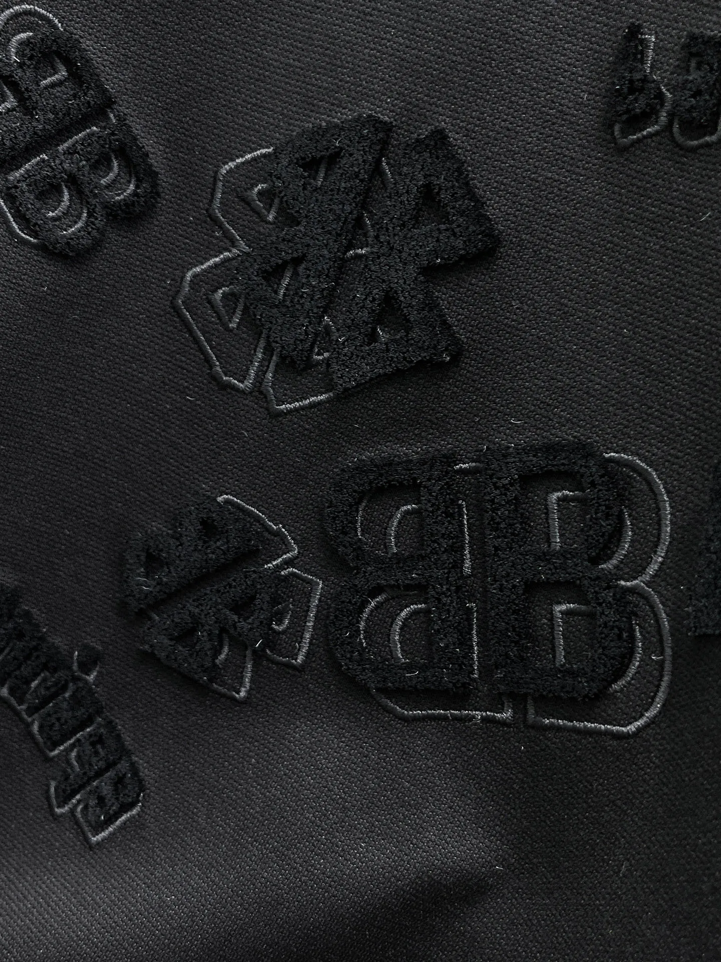 Burberry's top products 🐮2026 Spring and Summer New Arrival first counter, the latest New Arrival short-sleeved round neck T-shirt Premium customized design, avant-garde and fashionable! Brand logo heavy craftsmanship design Premium customized 260g fabric. Soft to the touch. Comfortable to wear. Counter-level exquisite stitching. Fine workmanship. The upper body effect is incomparably handsome! A must-have item for a stylish man! Sizes:M-XXXL